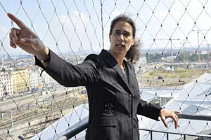 Die Projektleiterin besichtigt ihren Arbeitsplatz von oben: Judith Engel auf dem Aussichtsturm beim neuen Hauptbahnhof. Unter ihr jene Gleise, die noch heuer in Betrieb gehen sollen. Die Projektleiterin besichtigt ihren Arbeitsplatz von oben: Judith Engel auf dem Aussichtsturm beim neuen Hauptbahnhof. Unter ihr jene Gleise, die noch heuer in Betrieb gehen sollen.
