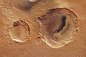 Blick auf die Krater Danielson und Kalocsa in der Region Arabia Terra nördlich des Mars-Äquators. Blick auf die Krater Danielson und Kalocsa in der Region Arabia Terra nördlich des Mars-Äquators.