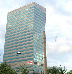 Zwei Basejumper sprangen vom Linzer Terminaltower. Wie die beiden auf das Dach gelangen konnten, ist derzeit unklar. Zwei Basejumper sprangen vom Linzer Terminaltower. Wie die beiden auf das Dach gelangen konnten, ist derzeit unklar.
