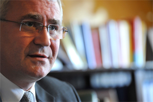 Nicht nur wegen seiner Stiftungstätigkeit in der Kritik. Auf offiziellen Wahllisten des Innenministeriums wurde Martin Graf in den 1990er Jahren als Rechtsanwalt angeführt - einen Berufsstand, den Graf nie inne hatte. Nicht nur wegen seiner Stiftungstätigkeit in der Kritik. Auf offiziellen Wahllisten des Innenministeriums wurde Martin Graf in den 1990er Jahren als Rechtsanwalt angeführt - einen Berufsstand, den Graf nie inne hatte.