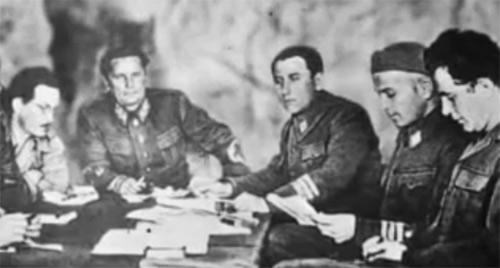 Josip Broz Tito mit engen Mitarbeitern. Im neu gegründeten jugoslawischen Staat, der sich weitgehend über den antifaschistischen Befreiungskampf definiert, ist Dragica gut vernetzt und stets in der Nähe des Machtzentrums.