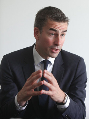 "Die Trends sind klar: Mehr kompetitive, leistungsorientierte Förderung und weniger öffentliche Finanzierung", sagt Estermann. "Die Trends sind klar: Mehr kompetitive, leistungsorientierte Förderung und weniger öffentliche Finanzierung", sagt Estermann.