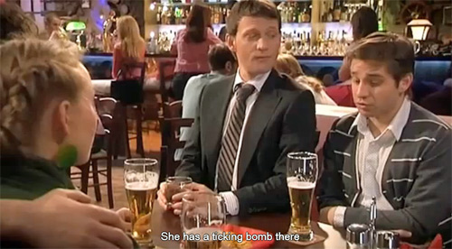 Statt Ted und Co. sind es Dmitri, Pawel, Lucy, Katja und Jura. Sie leben in Moskau und verbringen ihre Zeit in einer dem New Yorker McLaren's nachempfundenen Bar und einer dem Original sehr ähnlichen Wohnung darüber.