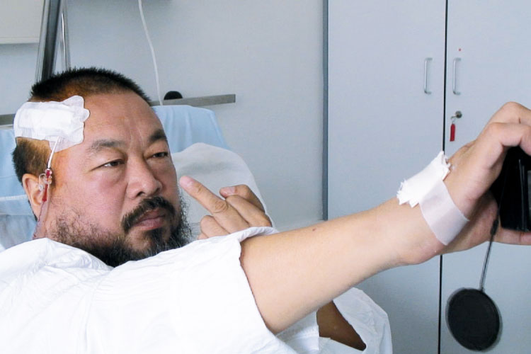 "Fuck you, Motherland!" - Der Chinese Ai Weiwei mit Kopfverletzung im Spital, ...