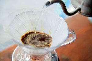 Gießkanne statt Tropfautomatik: Guter Filterkaffee entsteht nur in Handarbeit. Foto: Heribert Corn
>> Hintergrund: Getropft oder gepresst Gießkanne statt Tropfautomatik: Guter Filterkaffee entsteht nur in Handarbeit. Foto: Heribert Corn
>> Hintergrund: Getropft oder gepresst