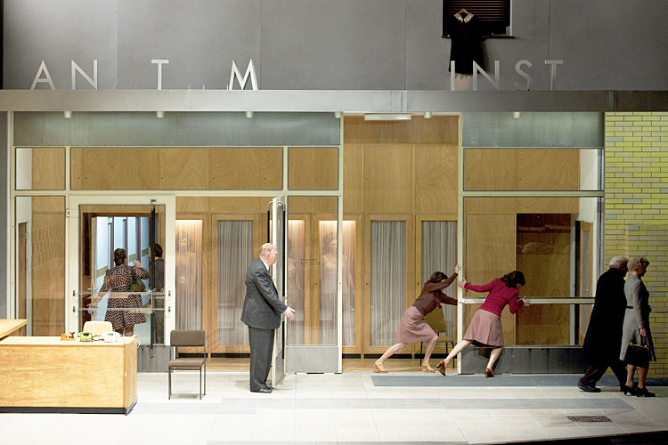 Elisabeth 1 und Elisabeth 2 müssen Hand anlegen in Christoph Marthalers Inszenierung von "Glaube Liebe Hoffnung": Olivia Grigolli und Sasha Rau (Mi.) beim Kulissenschieben vor dem Institut.