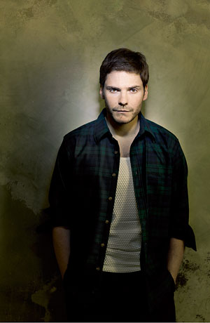 Daniel Brühl in einem Tanktop von Calvin Klein Collection, Hemd Pendleton, Hose Dries van Noten, fotografiert von Peter Rigaud in Berlin.
>> Zur Ansichtssache: Braver Bub, böser Bub: Daniel Brühl knöpft sich die Mode vor Daniel Brühl in einem Tanktop von Calvin Klein Collection, Hemd Pendleton, Hose Dries van Noten, fotografiert von Peter Rigaud in Berlin.
>> Zur Ansichtssache: Braver Bub, böser Bub: Daniel Brühl knöpft sich die Mode vor
