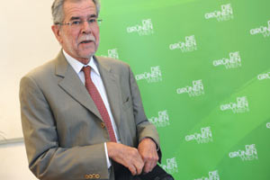 Alexander Van der Bellen packt seine Sachen und zieht vom Parlament weiter ins Rathaus Alexander Van der Bellen packt seine Sachen und zieht vom Parlament weiter ins Rathaus
