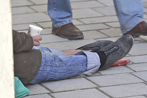 Betteln ist in den meisten Bundesländern verboten. Derzeit befasst sich der Verfassungsgerichtshof mit diesen Verboten. Als Mittel gegen die Bettelmigration haben die Verbote wenig gebracht. Betteln ist in den meisten Bundesländern verboten. Derzeit befasst sich der Verfassungsgerichtshof mit diesen Verboten. Als Mittel gegen die Bettelmigration haben die Verbote wenig gebracht.