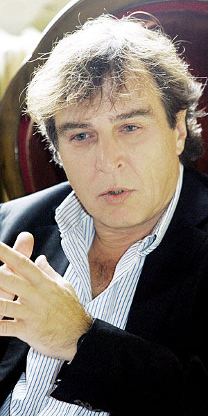 Zeigt Verdis Oper als ständig bewegtes geistiges Labyrinth zwischen Gefängnis, Hof und Kirche: Regisseur Daniele Abbado. Zeigt Verdis Oper als ständig bewegtes geistiges Labyrinth zwischen Gefängnis, Hof und Kirche: Regisseur Daniele Abbado.