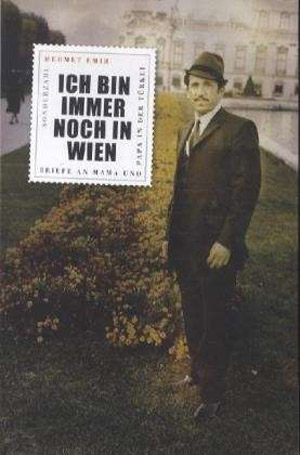 Der Mann auf dem Cover ist der Vater von Mehmet Emir, Hıdır Emir. Wie viele Gastarbeiteer posierte er gerne in Wiens Gärten und Parks. Der Mann auf dem Cover ist der Vater von Mehmet Emir, Hıdır Emir. Wie viele Gastarbeiteer posierte er gerne in Wiens Gärten und Parks.