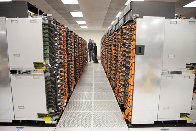 Der Sequoia-Supercomputer führt das Ranking an, hier noch beim Aufbau zu sehen.