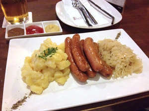 So kamen meine Käsekrainer, Hauptspeisenportion, mit zweimal Senf und Ketchup. So kamen meine Käsekrainer, Hauptspeisenportion, mit zweimal Senf und Ketchup.