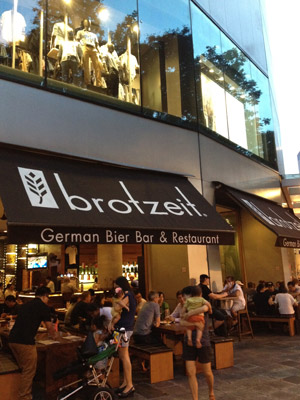 Der Bildbeweis: Brotzeit, Filiale in der Raffles City.
Hauptspeisenportion Käsekrainer, Apfelschorle: 31,80 Singapurdollar (grob geschätzte 25 Euro). Der Bildbeweis: Brotzeit, Filiale in der Raffles City.
Hauptspeisenportion Käsekrainer, Apfelschorle: 31,80 Singapurdollar (grob geschätzte 25 Euro).