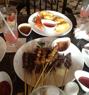 Luftaufnahme: Singapore Sling, Satespießchen, Garnelenrollen im Raffles. Luftaufnahme: Singapore Sling, Satespießchen, Garnelenrollen im Raffles.