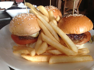 Aber bevor wir uns der fidelen Käsekrainer zuwenden: Miniburger und Frittes in der Long Bar des Raffles, Portion für 23 Singapurdollar. Aber bevor wir uns der fidelen Käsekrainer zuwenden: Miniburger und Frittes in der Long Bar des Raffles, Portion für 23 Singapurdollar.