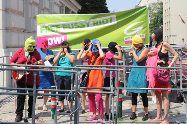 Trotz glühender Hitze: Die Masken im Stile der Pussy Riots durften nicht fehlen. 