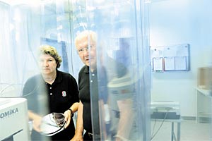 Christina Streli und Peter Wobrauschek am Wiener Atominstitut. Ihre Arbeitswelt 
besteht aus Wellen und Nanometergrößen.
