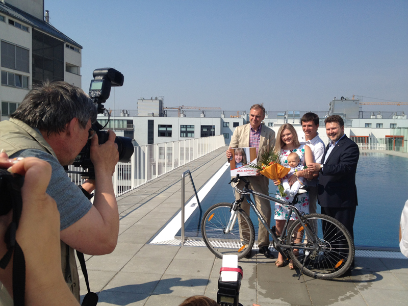 Stolz auf die neue Wohnanlage: Gesiba-Generaldirektor Ewald Kirschner (li.), Wohnbaustadtrat Michael Ludwig (re.) und drei der neuen Bewohner der "Bike &amp; Swim"-Anlage, die Familie Michalski.