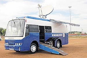 "Telemedicine Vans" sind in entlegenen Gegenden Indiens unterwegs, um die
Bevölkerung medizinisch zu versorgen. "Telemedicine Vans" sind in entlegenen Gegenden Indiens unterwegs, um die
Bevölkerung medizinisch zu versorgen.