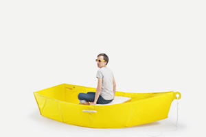 Eine wasserdichte Plane, ein paar Karbonstaberln, ein Brett, und fertig ist das Boot. Eigentlich nicht viel mehr als ein umgedrehtes Zelt, man muss nur die Idee haben. Thibault Penven von der Kunstakademie Lausanne hatte sie. Eine wasserdichte Plane, ein paar Karbonstaberln, ein Brett, und fertig ist das Boot. Eigentlich nicht viel mehr als ein umgedrehtes Zelt, man muss nur die Idee haben. Thibault Penven von der Kunstakademie Lausanne hatte sie.