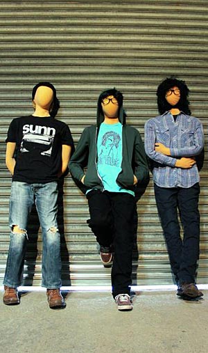 BEAK >> alias Geoff Barrow, Billy Fuller und Matt Williams: Acid, Kraut und Rock. BEAK >> alias Geoff Barrow, Billy Fuller und Matt Williams: Acid, Kraut und Rock.