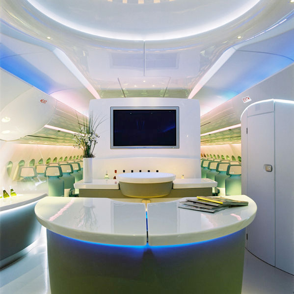 Eine Bar, wie hier im Airbus A380, wäre schon nach dem Geschmack vieler Reisender.