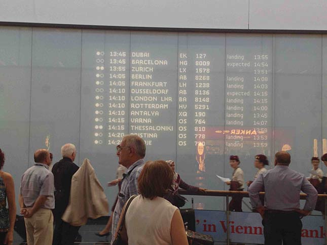 Auch auf der großen Anzeigetafel fehlen die Kontraste, die Spiegelung ist ein weiteres Hindernis.