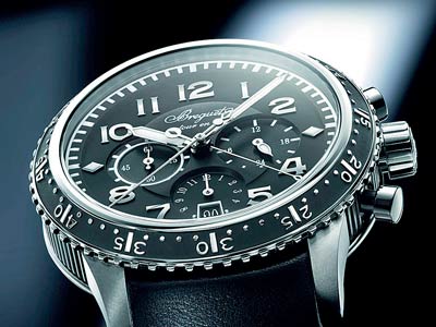Das Modell Type XXI verfügt über einen zentralen Flyback-Minuten-Zähler, sowie eine 24-Stunden-Anzeige. Das Modell Type XXI verfügt über einen zentralen Flyback-Minuten-Zähler, sowie eine 24-Stunden-Anzeige.