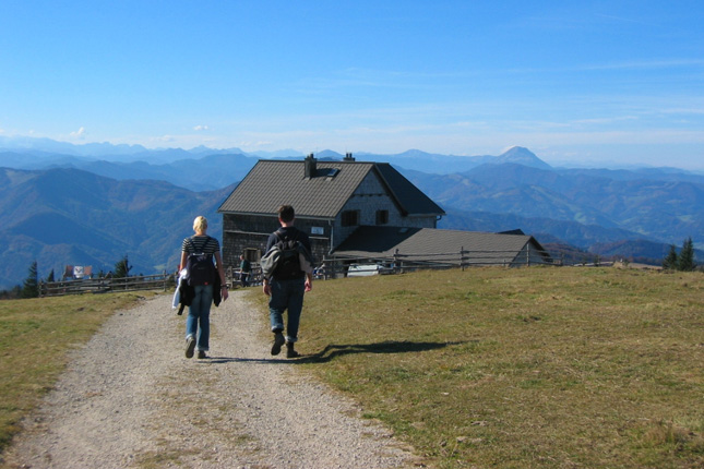 Die Reisalpen-Schutzhütte mit herrlicher Aussicht auf die umliegenden Berge.