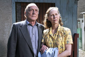 Ein Kinotraumpaar macht seine sommerliche Aufwartung: Kati Outinen und André Wilms in "Le Havre". Ein Kinotraumpaar macht seine sommerliche Aufwartung: Kati Outinen und André Wilms in "Le Havre".