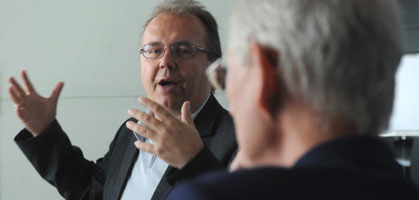 "Wenn man jemanden so provoziert, dass er nur gehen kann ...": Verlegerverhandler Hermann Petz, Manager der Moser Holding. "Wenn man jemanden so provoziert, dass er nur gehen kann ...": Verlegerverhandler Hermann Petz, Manager der Moser Holding.