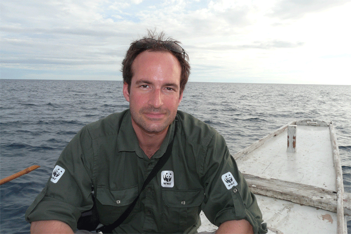 Georg Scattolin auf einem Handleinen-Fischerboot vor den Philippinen. Im Gegensatz zur industriellen wird in der traditionellen Handleinenfischerei mit Rundhaken gefischt, um den Schildkrötenbeifang bei der Thunfischfischerei zu verhindern.