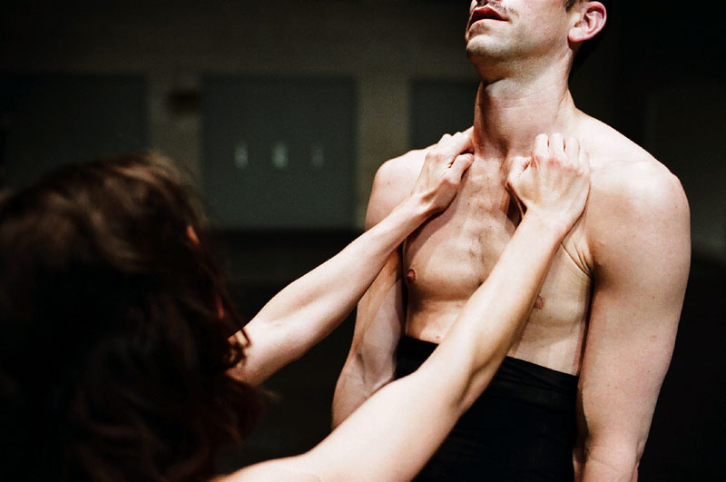 Ein Szene voller Unmittlebarkeit in einer komplexen Choreografie namens " 
Monique".