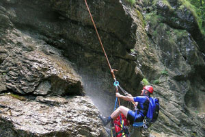 Canyoning ist kein ungefährlicher Sport, der Ischler Grabenbach forderte schon einmal Todesopfer: Ein Bergretter bei der Bergung einer Leiche im Jahr 2004. Diesmal ging eine Tour noch glimpflich aus.