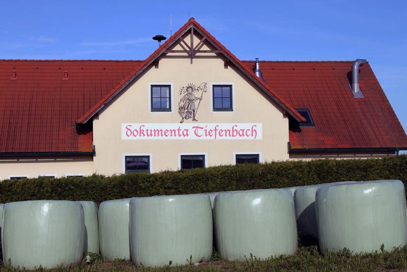 Man kann das Publikum dort lassen, von wo es gar nicht wegwill: Die digitale, auf Facebook agierende Gruppe "Dokumenta Tiefenbach" achtet darauf, dass die Kunst im Dorf bleibt.