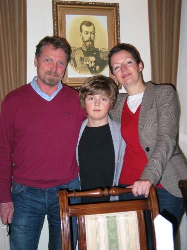 Aus der Großstadt an den Rand der Wildnis: Katarzyna und Michal 
Drynkowski mit Sohn Aleksander vor einem Bild von Zar Nikolaus II.