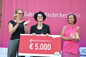 Preisstifterin Eva Schobesberger, Preisträgerin Bernadette Huber sowie Jurymitglied Architekturprofessorin Sabine Pollak bei der Preisübergabe. Preisstifterin Eva Schobesberger, Preisträgerin Bernadette Huber sowie Jurymitglied Architekturprofessorin Sabine Pollak bei der Preisübergabe.