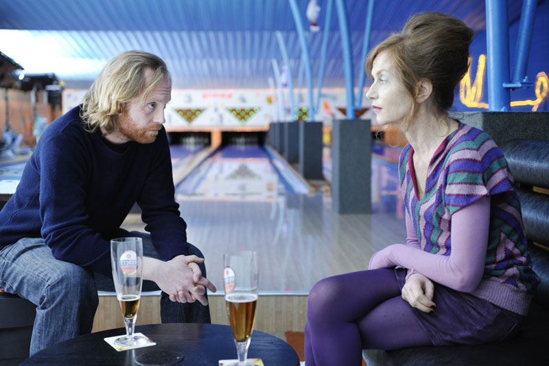 Neues Leben, neue Freunde: Französin Babou (Isabelle Huppert) und Belgier 
Bart (Jurgen Delnaet) gehen zum Bowling.