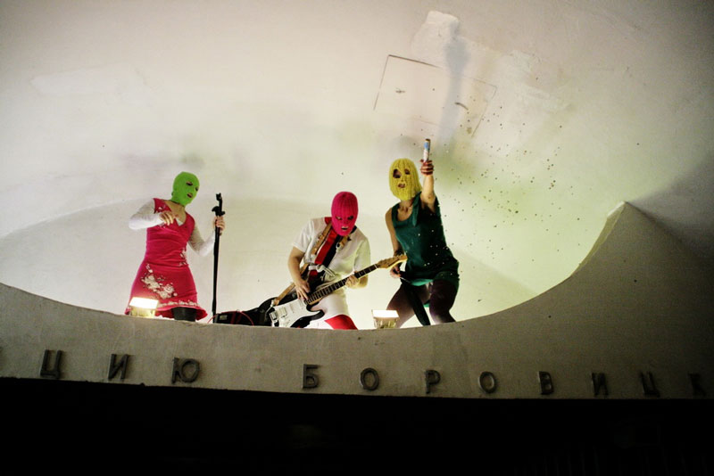 Pussy Riot in der Metro (Foto aus dem in der Moskauer Ausstellung 
gezeigten Video).