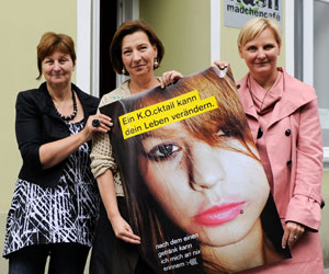 Haben Informationsoffensive zum Thema K.-o.-Tropfen gestartet: Frauenstadträtin Frauenberger, BM Heinisch-Hosek und MonaNet-Leiterin Zagler (v. re.). Haben Informationsoffensive zum Thema K.-o.-Tropfen gestartet: Frauenstadträtin Frauenberger, BM Heinisch-Hosek und MonaNet-Leiterin Zagler (v. re.).