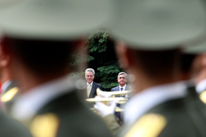 Heinz Fischer mit Gastgeber Sersch Sargsjan in Eriwan: Bekenntnis zur Gewaltfreiheit.