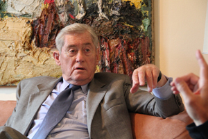 "Wie immer man es definiert, kann Elite auch sehr rasch abdriften in
oligarchische Strukturen zur Machterhaltung. Das hat nicht
notwendigerweise etwas mit Verantwortung aufgrund höherer Qualifikation
zu tun." "Wie immer man es definiert, kann Elite auch sehr rasch abdriften in
oligarchische Strukturen zur Machterhaltung. Das hat nicht
notwendigerweise etwas mit Verantwortung aufgrund höherer Qualifikation
zu tun."