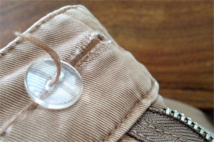 Wieder ein Knopf lose, obwohl die Hose fast neu ist. Wieder ein Knopf lose, obwohl die Hose fast neu ist.