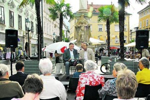 Literatur für alle: Prominente lesen ihre Lieblingsschriftsteller, Autoren und ihre Leser begegnen einander auf öffentlichen Plätzen der Stadt Klagenfurt. Literatur für alle: Prominente lesen ihre Lieblingsschriftsteller, Autoren und ihre Leser begegnen einander auf öffentlichen Plätzen der Stadt Klagenfurt.