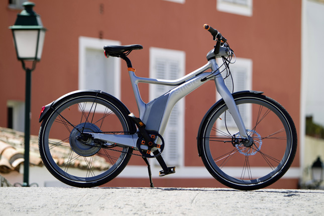 Besser einspurig als einsilbig: Ab Ende Juni gibt's von Smart auch ein Elektrobike, Kostenpunkt: 2899 €. Der Akku sitzt im Rahmen.