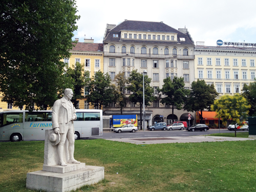 Blick vom Karlsplatz aus: Dem Gebäude in der Bildmitte soll neues Leben eingehaucht werden.