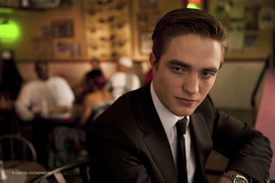 Der milliardenschwere Finanzjongleur Eric Packer (Robert Pattinson), der
in seiner Stretchlimousine durch Manhattan flitzt und dabei über Kunst
und Kapitalismus plaudert. Der milliardenschwere Finanzjongleur Eric Packer (Robert Pattinson), der
in seiner Stretchlimousine durch Manhattan flitzt und dabei über Kunst
und Kapitalismus plaudert.