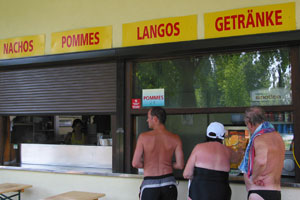 Das Schnitzel muss runter, auch bei über 30 Grad im Schatten. Das Schnitzel muss runter, auch bei über 30 Grad im Schatten.