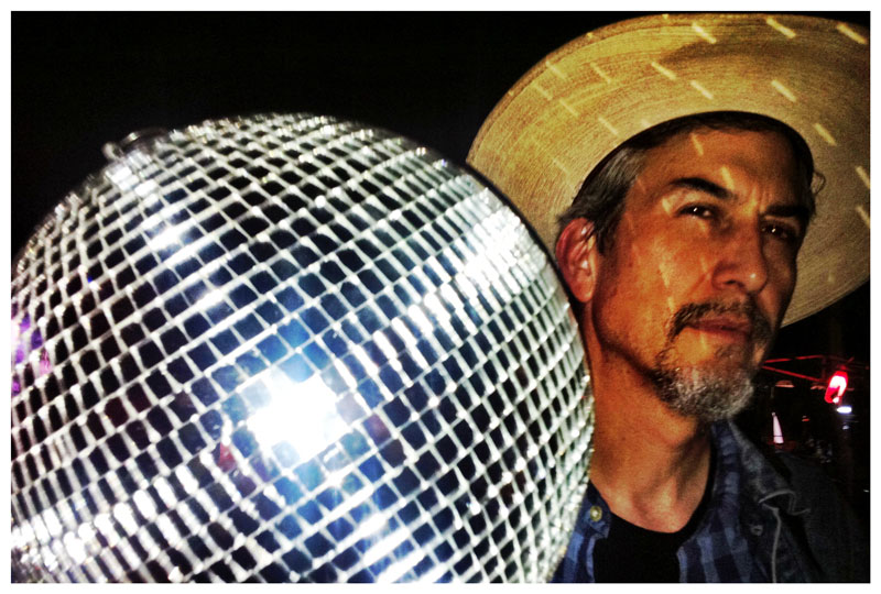 Howe Gelb veröffentlicht mit Giant Giant Sand ein neues Album und kommt 
mit der zwölfköpfigen Formation nach Wien. 